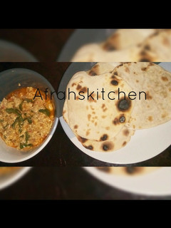 A picture of Miyar kwai da pita bread.