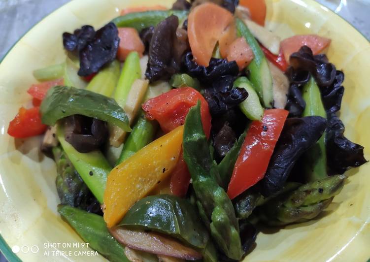 Stir fry Asparagus with black fungus