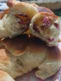 Medialunas rellenas de salame milán y queso