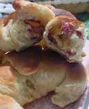 Medialunas rellenas de salame milán y queso