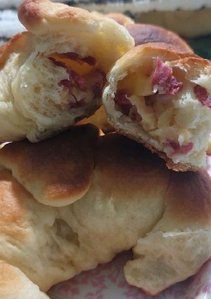 Una foto de Medialunas rellenas de salame milán y queso