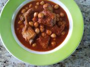 Una foto de garbanzo con costillas de cerdo