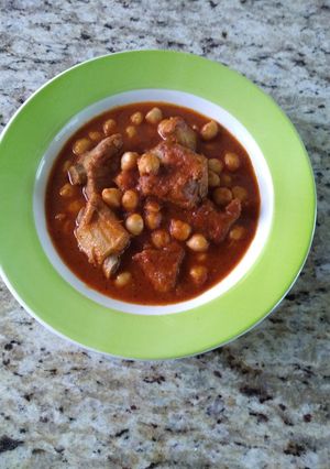 Una foto de Costillas de cerdo con garbanzos