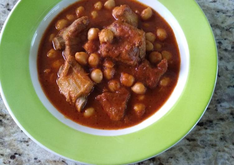 Costillas de cerdo con garbanzos