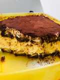 Tiramisu dengan creamcheese dan whipped cream serta telor
