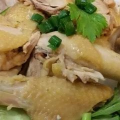 A picture of Hainanese Chicken Rice.
