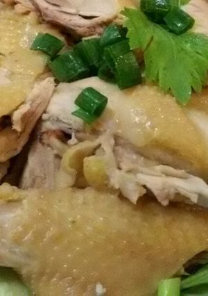 A picture of Hainanese Chicken Rice.