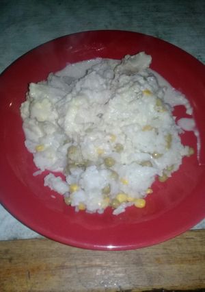Una foto de Merluza con queso roquefort y arroz primavera