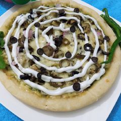A picture of Hot Green Chicken Pizza.
