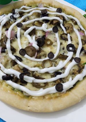 A picture of Hot Green Chicken Pizza.