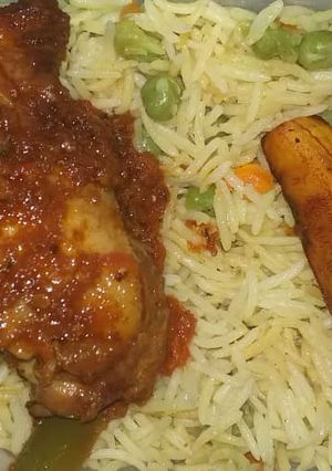 A picture of Indome with fried plantain and chicken.