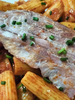 Una foto de Rigatoni con ventresca de atún al teriyaki