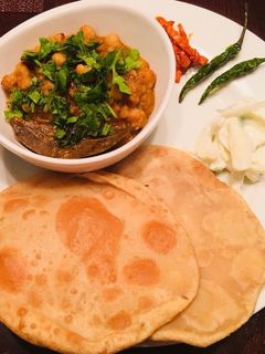 छोले भटुरे (chole bhature recipe in marathi) रेसिपी चे मुख्य फोटो