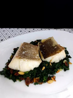 Una foto de Bacalao con espinacas