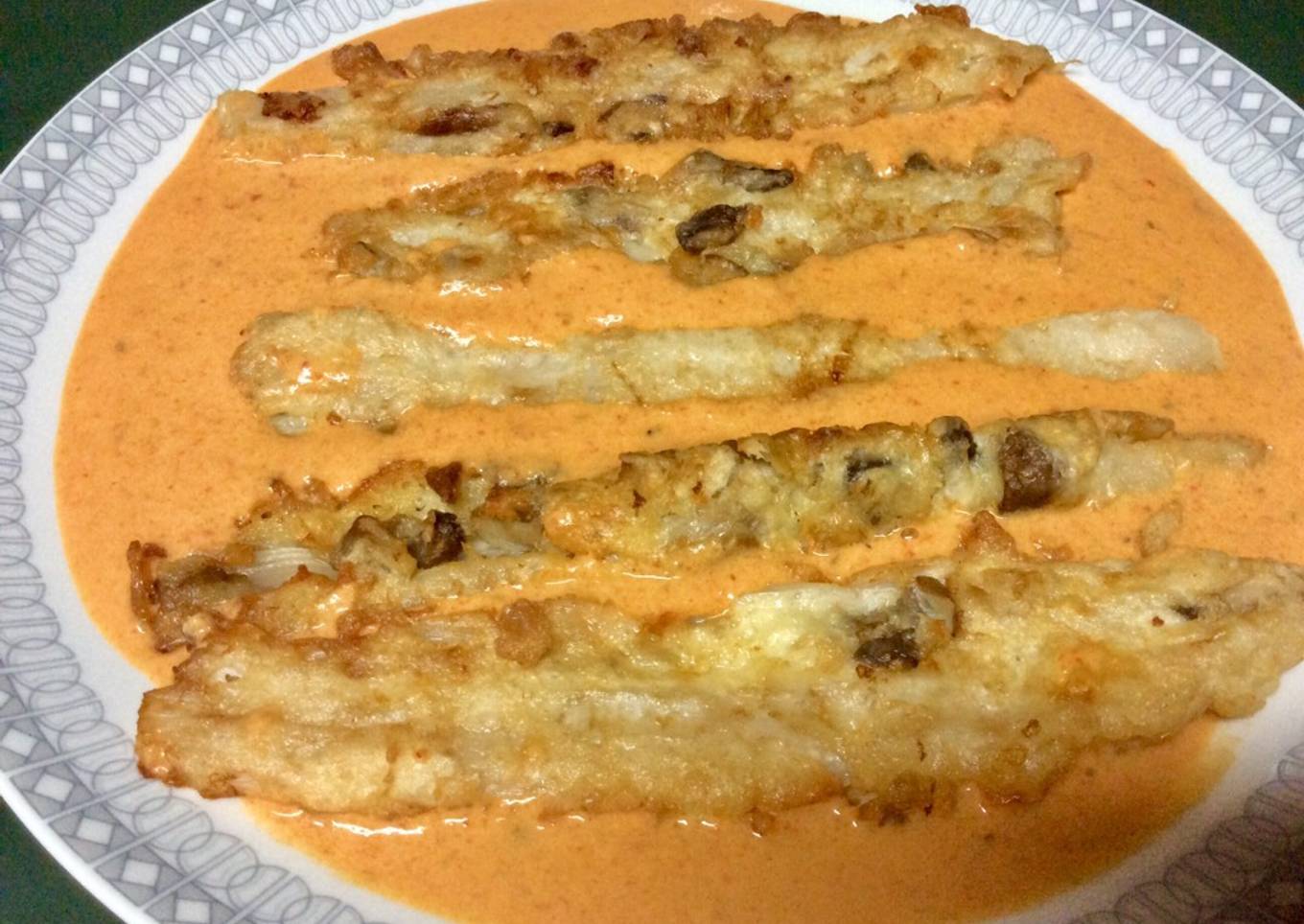 Espárragos rellenos de setas con salsa de piquillos