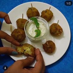 A picture of Aloo paneer cheese balls.