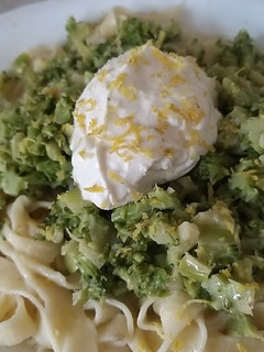 Una foto de Pasta casera con salsa de brócoli