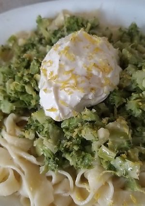 Una foto de Pasta casera con salsa de brócoli