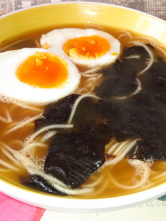 Una foto de Sopa exprés con alga nori