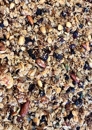 Házi granola mézzel, magvakkal és aszalt gyümölcsökkel recept fotója