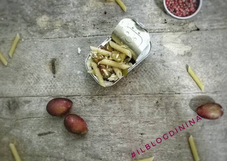 Penne con prugne, sgombro e pepe rosa