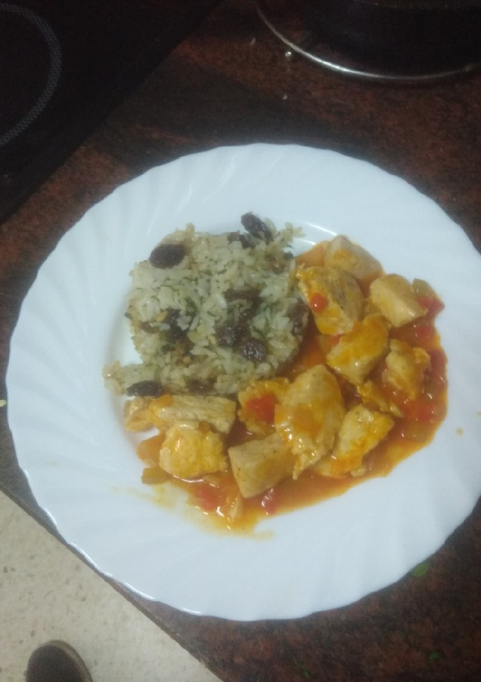 Una foto de Pavo agridulce con arroz hindú