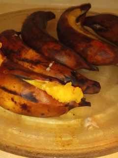 Una foto de Plátanos Maduros horneado en su concha