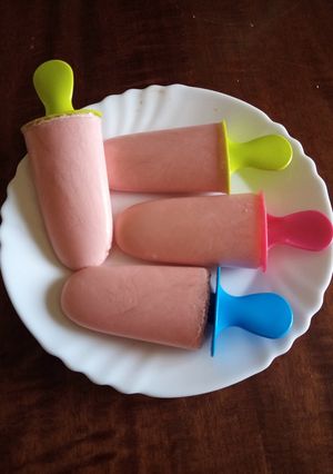Una foto de Polos de sandía y yogur griego