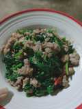 ผัดผักเคลหมูสับ