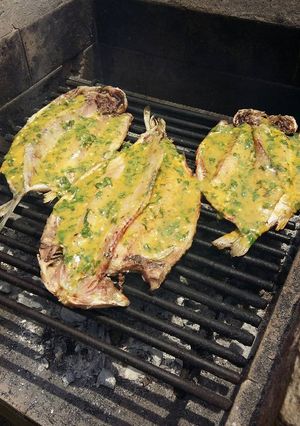 Una foto de Pescado a la parrilla con salsa de mostaza