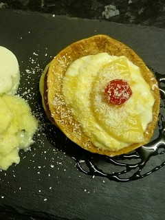 Una foto de Milhojas de helado de piña, coco rallado y miel