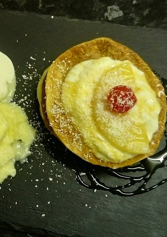 Una foto de Milhojas de helado de piña, coco rallado y miel