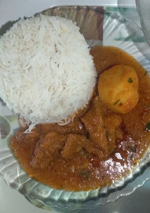A picture of Coconut rice with mutton curry.