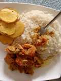 Arroz con cruzado de costilla de cerdo y pollo encebollado y tomate