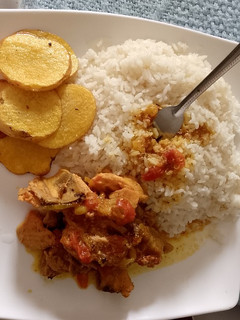 Una foto de Arroz con cruzado de costilla de cerdo y pollo encebollado y tomate