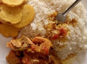 Una foto de Arroz con cruzado de costilla de cerdo y pollo encebollado y tomate