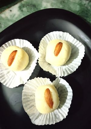 A picture of Chhena Mava Ladoo.