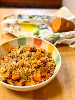 Una foto de Cous cous integral especiado con pollo, boniato y tomate seco