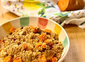 Una foto de Cous cous integral especiado con pollo, boniato y tomate seco