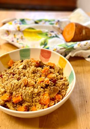 Una foto de Cous cous integral especiado con pollo, boniato y tomate seco