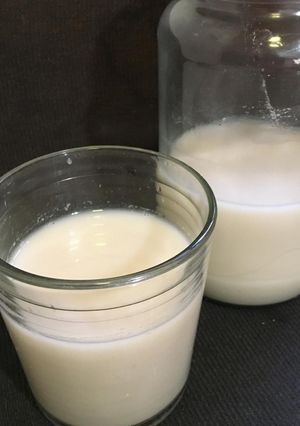 Una foto de Leche vegetal a partir de harina de almendras en licuadora