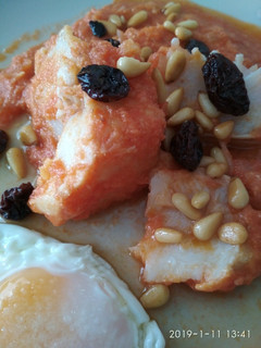 Una foto de Bacalao con tomate, pasas y piñones