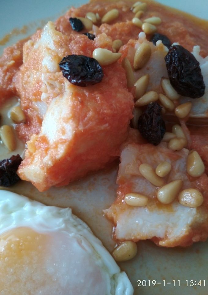 Una foto de Bacalao con tomate, pasas y piñones