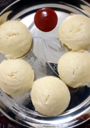A picture of Rawa idli.