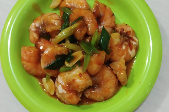 Bagaimana Menyiapkan Udang asam manis Bahan Sederhana