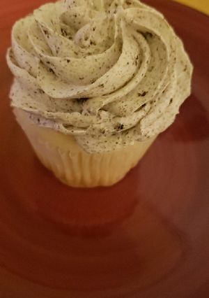 A picture of White Cupcakes with whipped Oreo icing.