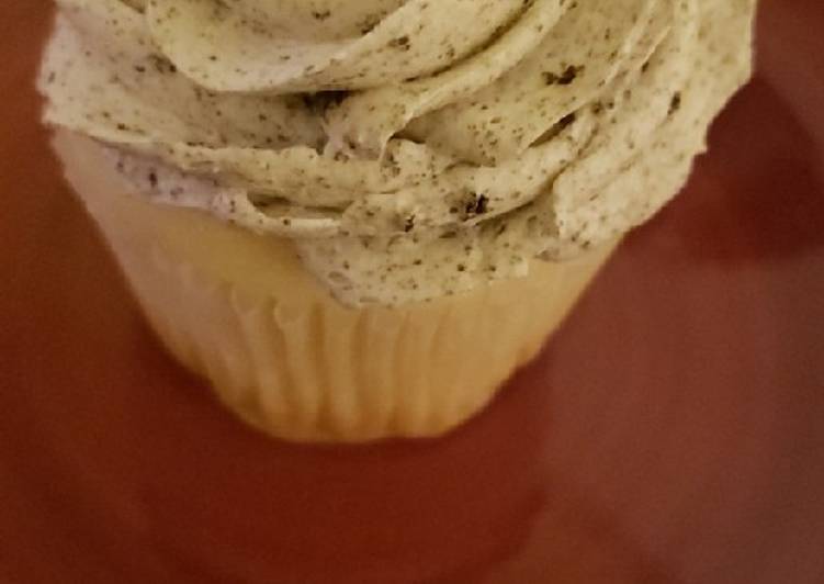 How to Prepare Quick White Cupcakes with whipped Oreo icing