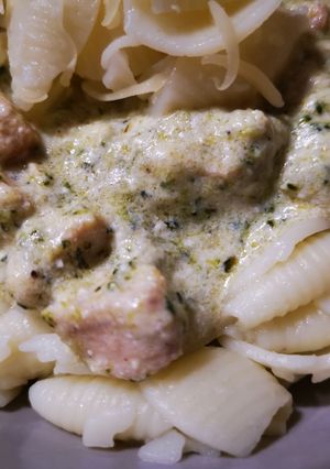 Brokkolis csirke kagylótésztával recept fotója