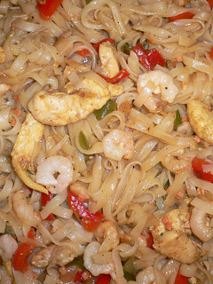 Una foto de Fideos chinos con pollo y gambas