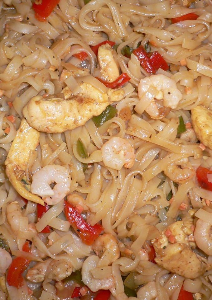 Una foto de Fideos chinos con pollo y gambas